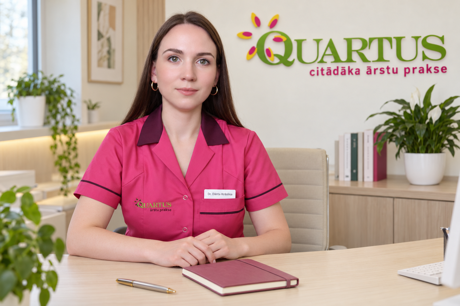Dr. Dārta Krēsliņa rozā medicīniskajā halātā pie galda, fonā QUARTUS logo — ilustratīvs attēls